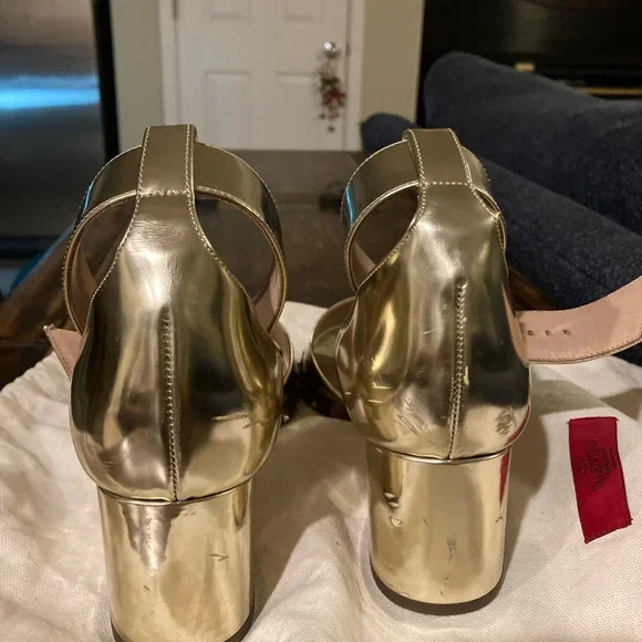 Valentino Garavani Nappa rockstud block heel slingback sandals in gold. - Picture 2 of 12